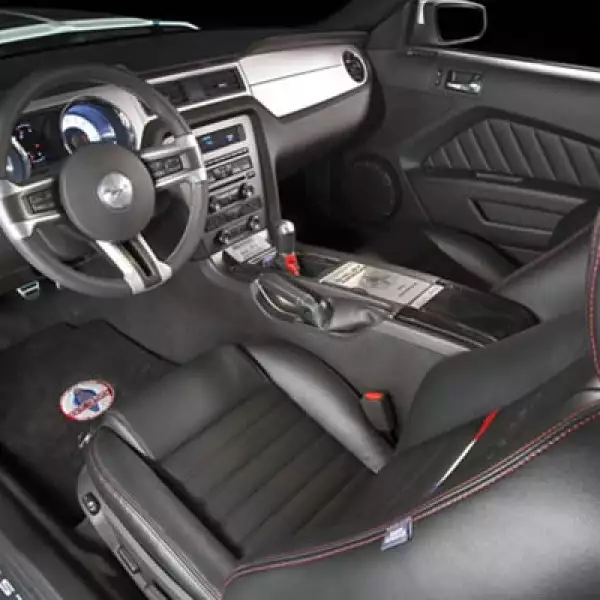 Los interiores de Mustang GT350 son ergonómicos y muy deportivos, en el tablero incluirá la nueva versión de la consola SYNC para consultas informativas vía internet.