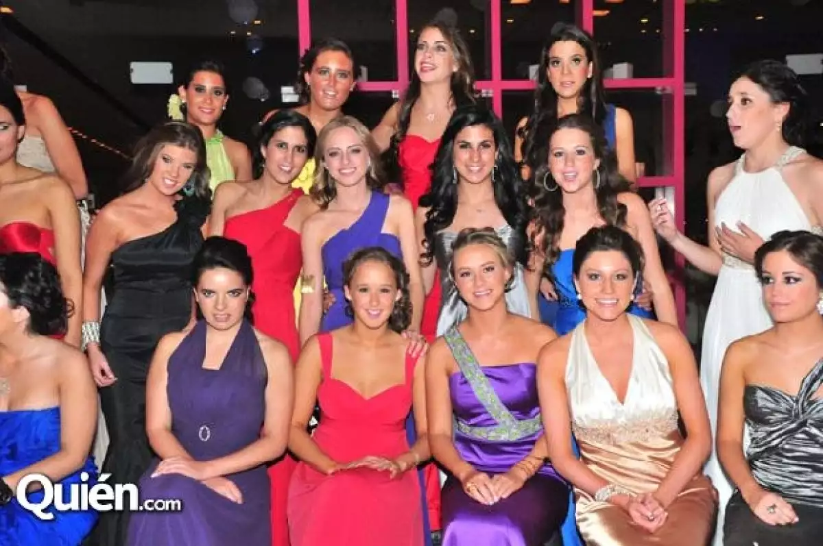 Las chicas de la generación de sexto de prepa del Regina, se despidieron de los pupitres, salones y exámenes, para emprender un nuevo camino en sus vidas, no sin antes festejar su graduación.