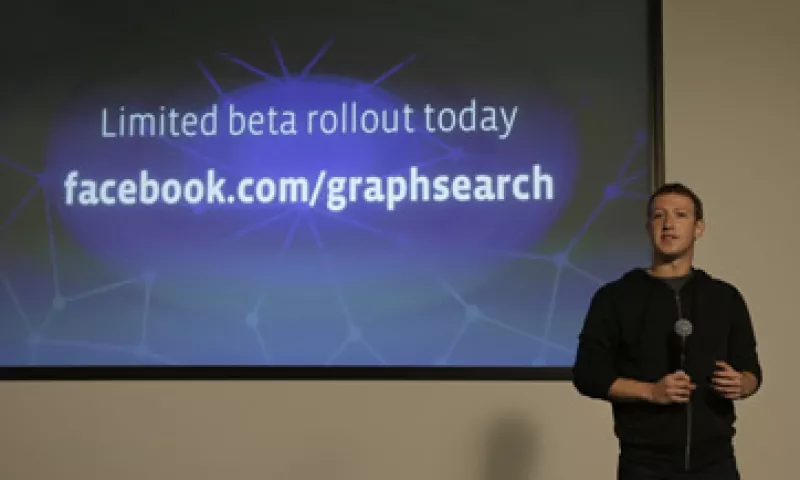 Facebook podría añadir 500 millones de dólares en ingresos anuales si pudiera generar sólo un click de pago por usuario al año. (Foto: AP)