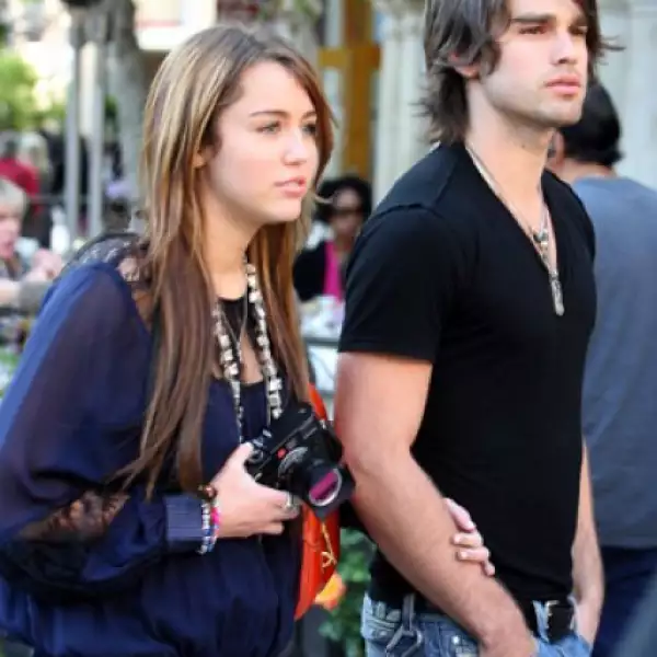 Miley Cyrus y su novio, Justin Gaston, de compras en The Grove, en Los Ángeles.