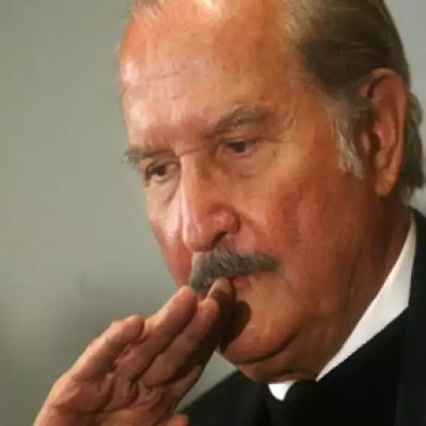 El escritor escuchaba atento durante en foro sobre temas relacionados con Latinoamérica en la Universidad de Nueva York en 2004.