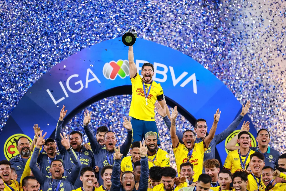Jugadores del América celebrando el tricampeonato del equipo en la Liga MX.