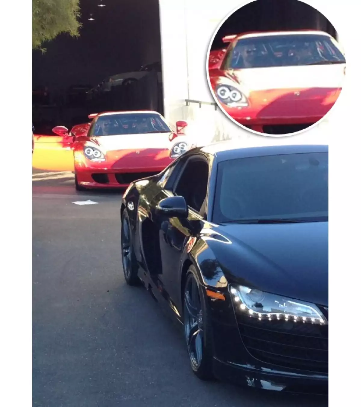 En una de las imágenes se puede observar a Paul sonriendo junto a su amigo Roger Rodas al mando del automóvil.