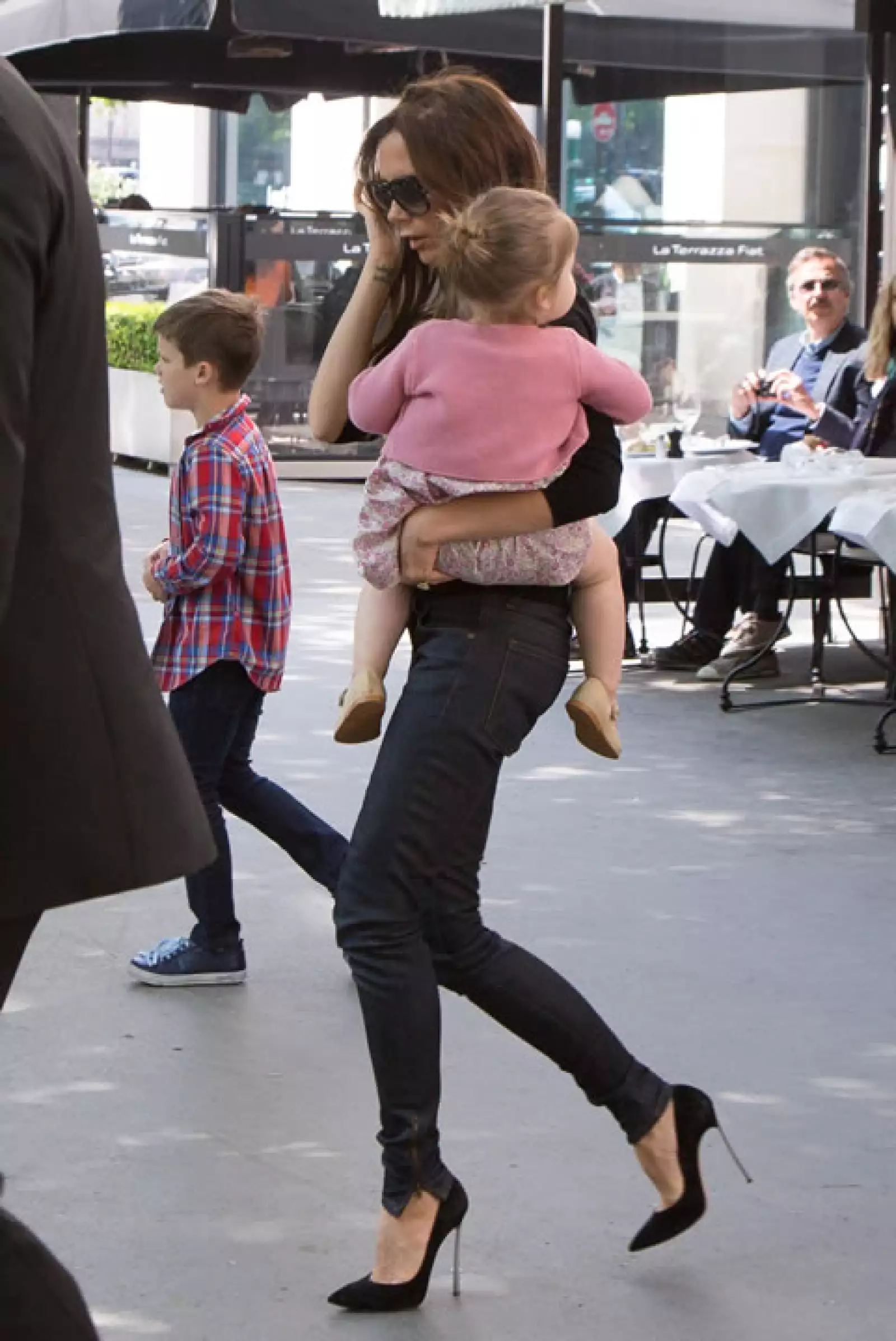 Victoria ha adquirido una gran habilidad para caminar en altos tacones mientras carga a la pequeña Harper.