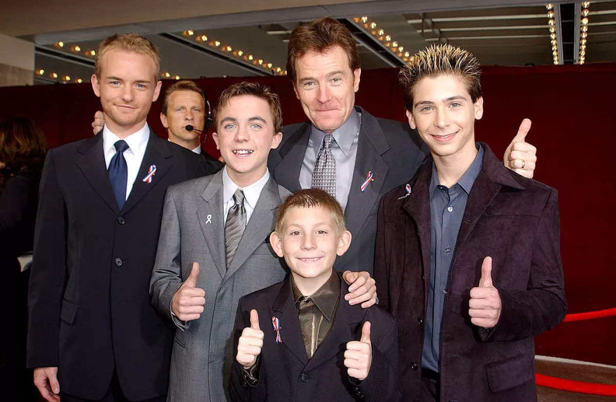 Foto del elenco de Malcolm el de en medio, de izquierda a derecha: Chistopher Masterson, Frankie Muniz, Erik Per Sullivan, Bryan Cranston y Justin Berfield, en 2001.