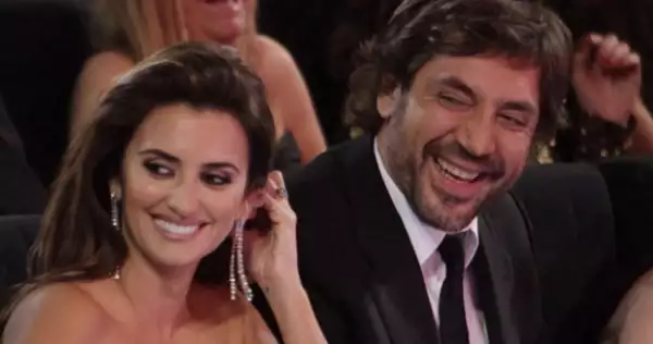 La pareja se mostró feliz durante la premiación.