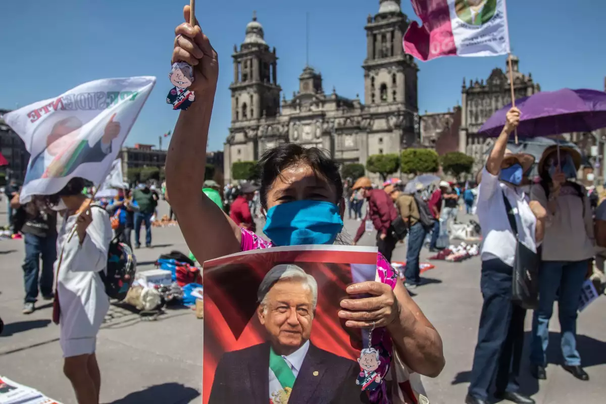 Unos 200 simpatizantes del presidente Andrés Manuel López Obrador se congregan en el Zócalo de la CDMX para expresar su apoyo.