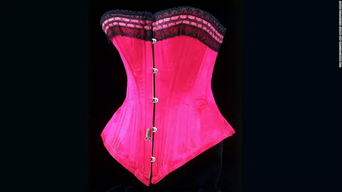 Con 200 prendas de ropa, tanto de hombre y de mujer, es la exhibición más grande en su clase.