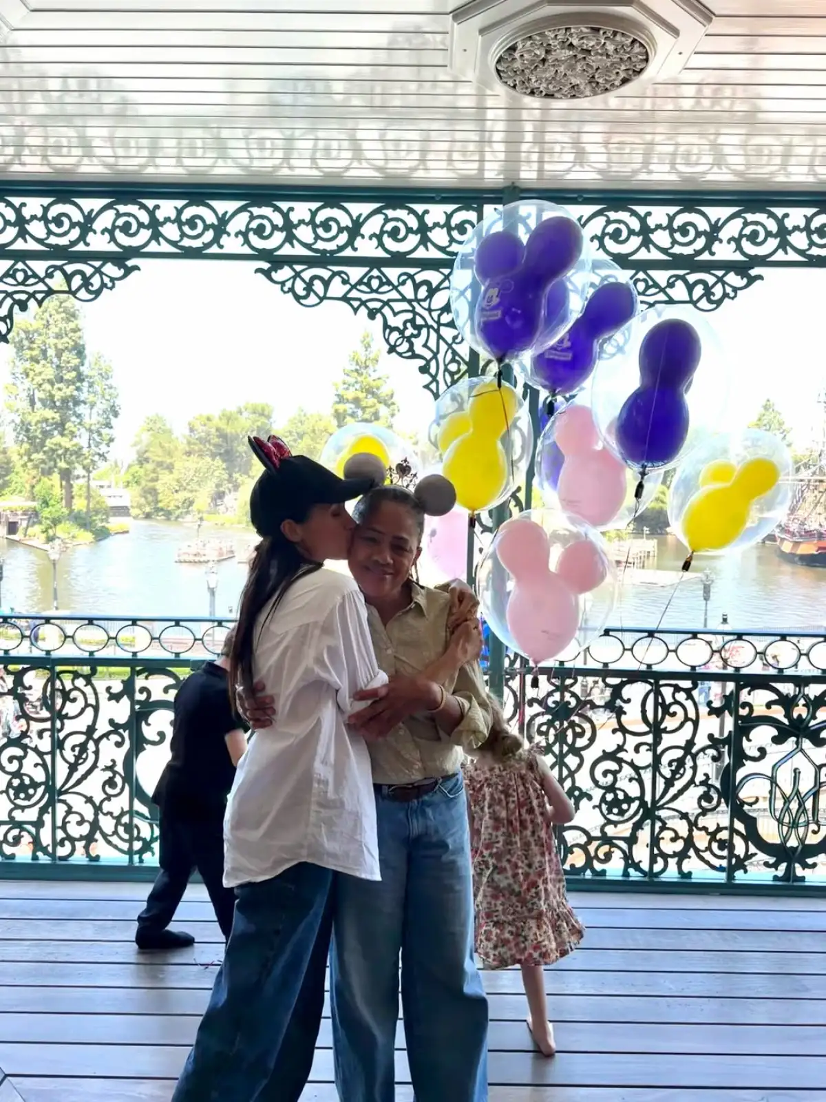 meghan-markle-mama-disneyland.jpg