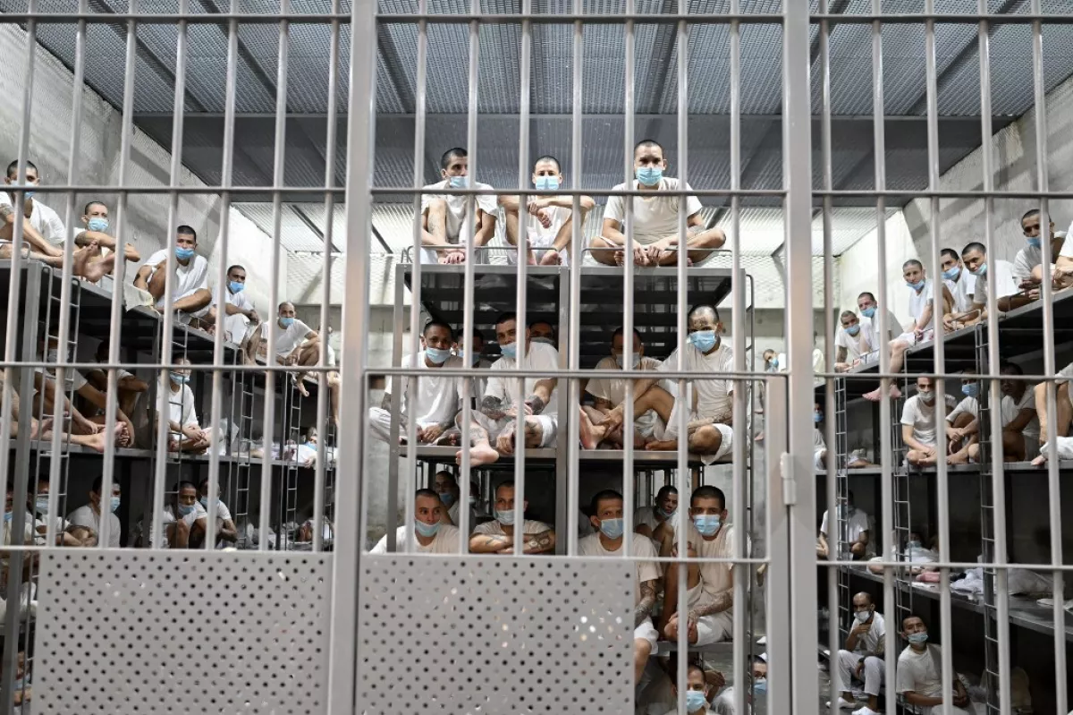 Los reclusos permanecen en su celda mientras el Ministro de Seguridad de Costa Rica, Gerald Campos, visita el Centro para el Confinamiento del Terrorismo (CECOT) durante una visita organizada por la Presidencia de El Salvador en Tecoluca, El Salvador, el 4 de abril de 2025.