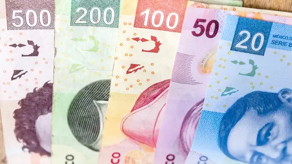 Durante la sesión, se espera que el tipo de cambio cotice entre 17.30 y 17.55 pesos por dólar., dice Banco BASE.