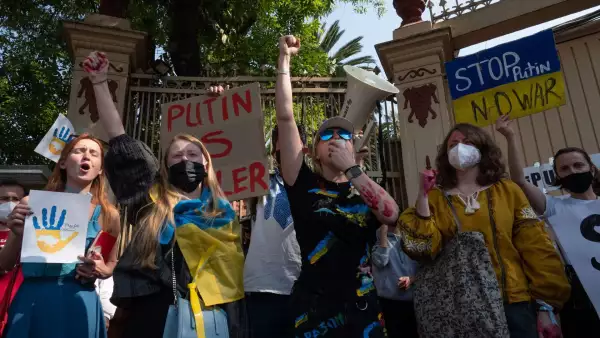 Integrantes de la comunidad ucraniana protestaron afuera de la Embajada de Ucrania para exigir justicia por la "operación militar especial" que el presidente de Rusia, Vladimir Putin, declaró esta madrugada.