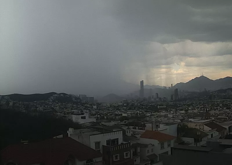 (Lluvia moderada en la zona metropolitana de Monterrey, Nuevo León, presentándose algunas descargas eléctricas en la zona)