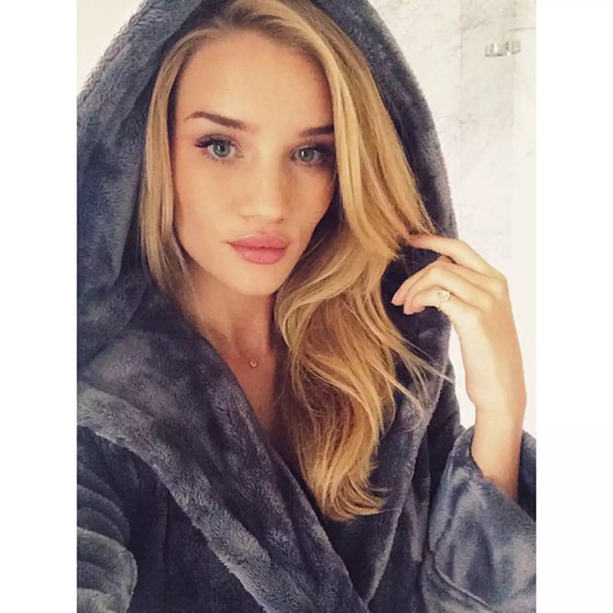 Del “duck face” al nuevo favorito de las famosas “fish gape”, la revista ELLE te muestra todas las extrañas pero infalibles caras que se han apoderado de las selfies.
