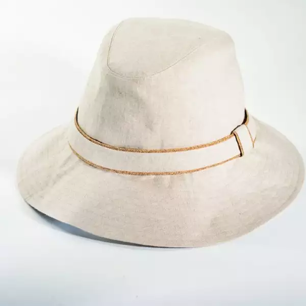 EUGENIA KIM. Sombrero de lino.