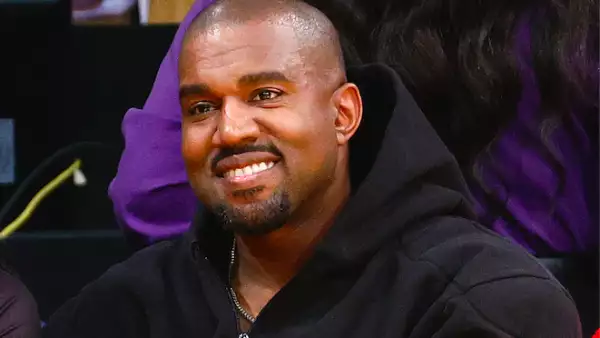 kanye-west-arroja-celular