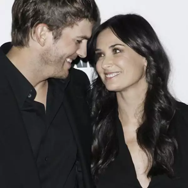 Ashton y Demi comenzaron a salir desde antes que él terminara con Brittany Murph, y nadie creyó que el romance iba en serio.
