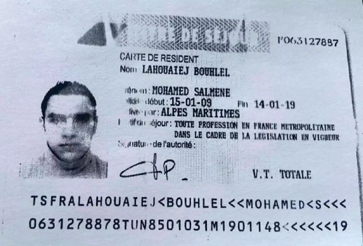 Previamente al atropellamiento, Mohamed Boulhel había disparado contra los agentes, quienes finalmente lograron abatirlo.