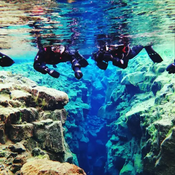 Claudia expresó estar maravillada por los colores de las aguas cristalinas y de colores en Islandia.