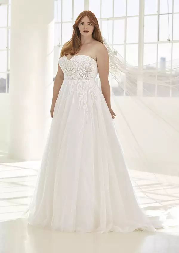 ashley-graham-pronovias-3