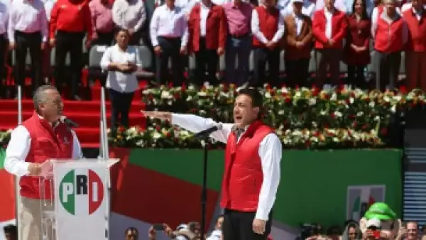 El dirigente del PRI, Manlio Fabio Beltrones, tomó la protesta de Fayad, candidato a la gubernatura de Hidalgo (Foto: Cuartoscuro)