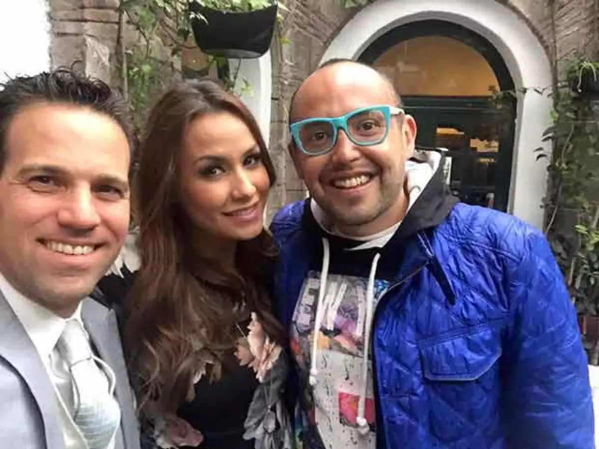 Mauricio y Carlos celebrando la llegada de Gia con Odalys.