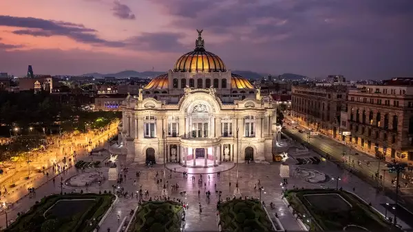 Vista panorámica del Palacio de Bellas Artes, uno de los lugares para visitar en Ciudad de México.