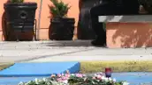 Un ramo de flores y una vela en el lugar del homicidio de la estudiante española Claudia Tacoronte 