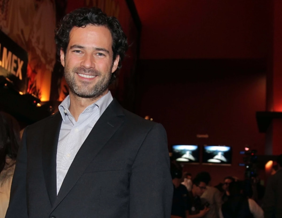 Emiliano lució muy sonriente a su llegada al estreno de la obra Espejos a donde acudió para apoyar a su novia Ludwika Paleta.