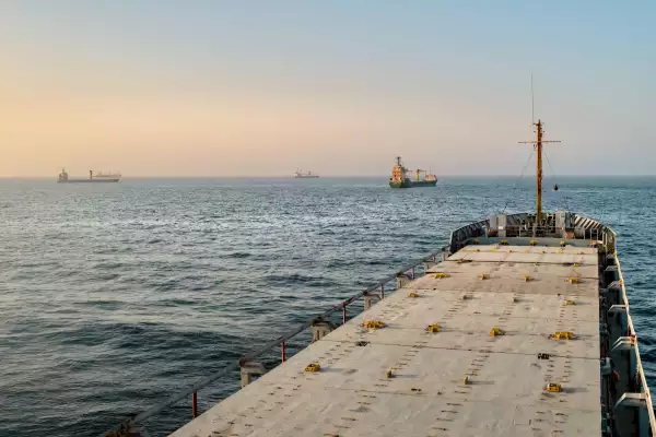 Los petroleros y los buques de carga están anclados frente a la costa de Omán después de estar varados durante días, ya que la congestión en Port Sultan Qaboos les ha impedido atracar el 23 de junio de 2026 en Muscat, Omán. 