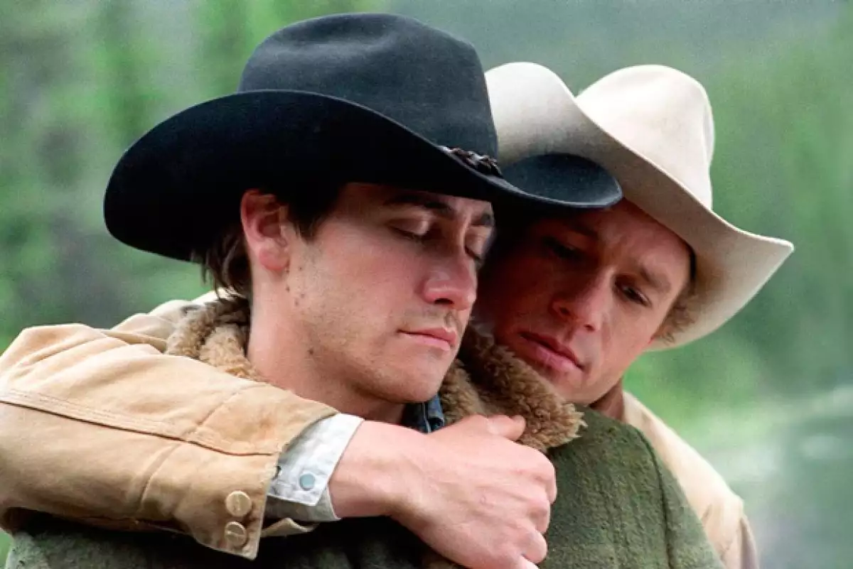 A 10 años del estreno de "Brokeback Mountain", el actor habla de los momentos que vivió con su amigo y co estrella, quien recientemente cumplió 8 años de fallecido.