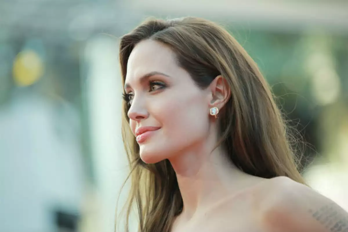 Angelina mantiene su colección de dagas debidamente alejada de sus hijos.