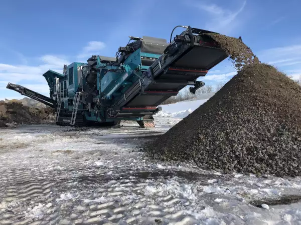 imagen de un equipo de cribado en operación en una mina.