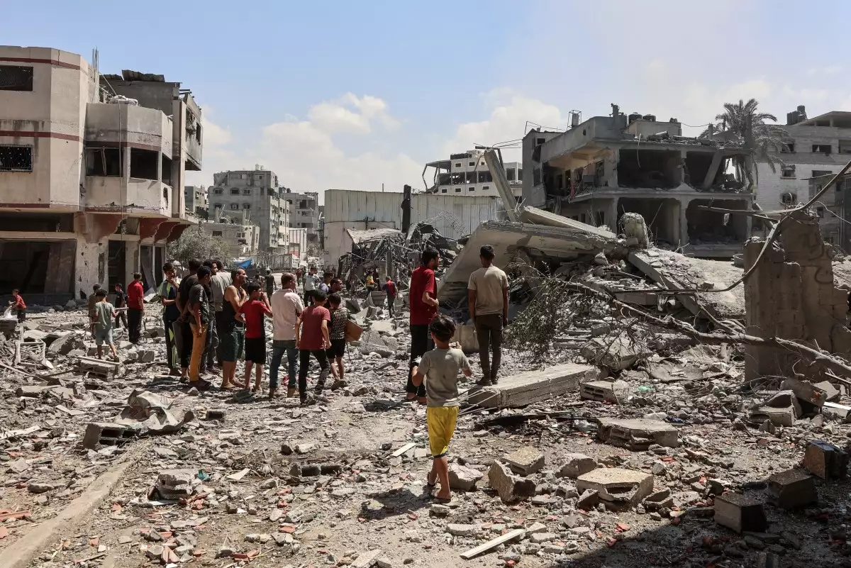 Los palestinos revisan los escombros después de que un ataque israelí arrasara la mezquita al-Tawheed Wal Sunna en el barrio de Daraj de la ciudad de Gaza el 7 de septiembre de 2025.