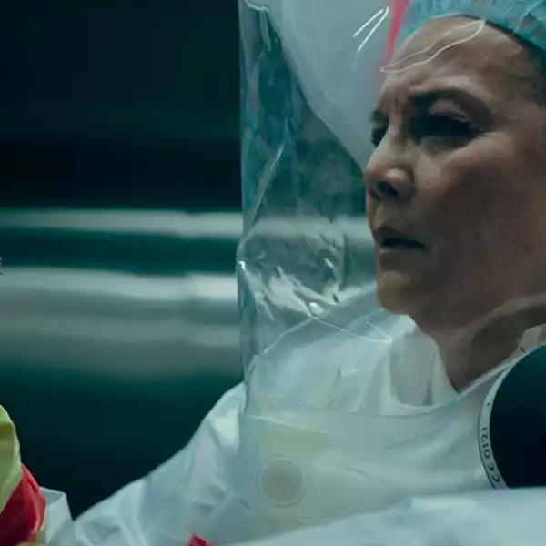 Aunque su aparición podría no parecer tan memorable, Ratna Pertiwi, quien es interpretada por la actriz Christine Hakim, dejó marcados a muchos