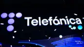 Logo de Telefónica en una escenario. 