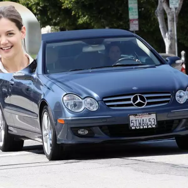 La actriz y esposa de Tom Cruise, Katie Holmes, maneja un Mercedes-Benz.