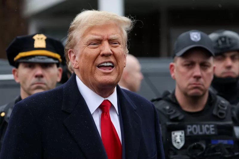 El expresidente de los Estados Unidos, Donald Trump, habla después de asistir a una vigilia por el oficial del Departamento de Policía de la Ciudad de Nueva York (NYPD) Jonathan Diller, que fue asesinado a tiros mientras hacía una parada de tráfico de rutina el 25 de marzo en la sección Far Rockaway de Queens, en Massapequa Park, Nueva York, EE. UU., el 28 de marzo de 2024.