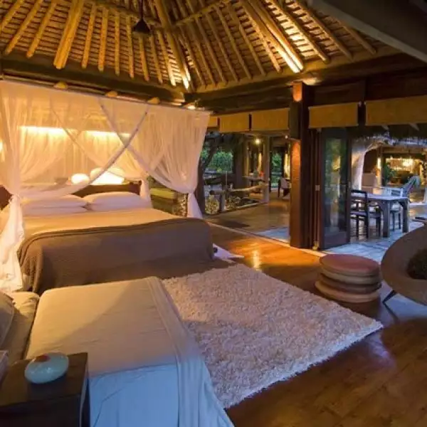 Cada villa cuenta con su propio buggy, el pequeño coche eléctrico que no contamina el medioambiente.