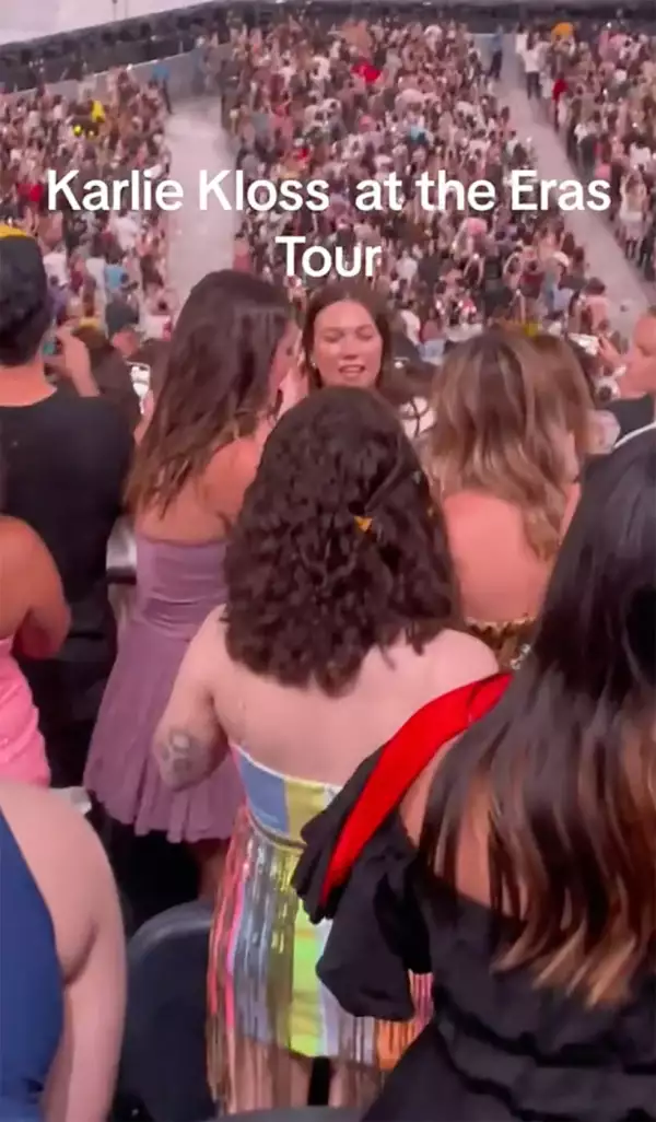 Karlie Kloss en The Eras Tour de Taylor Swift en Los Ángeles en 2023