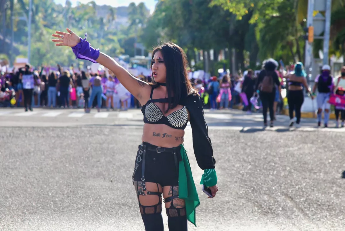 El significado detrás del pañuelo verde y morado en el 8M