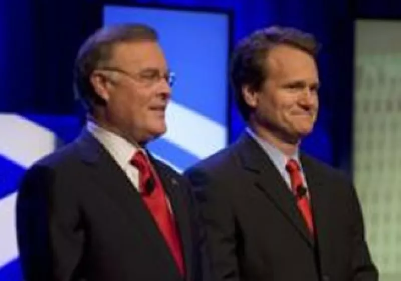 Kenneth Lewis (i) pasa la estafeta de BofA a Brian Moynihan (d). (Foto: Reuters)