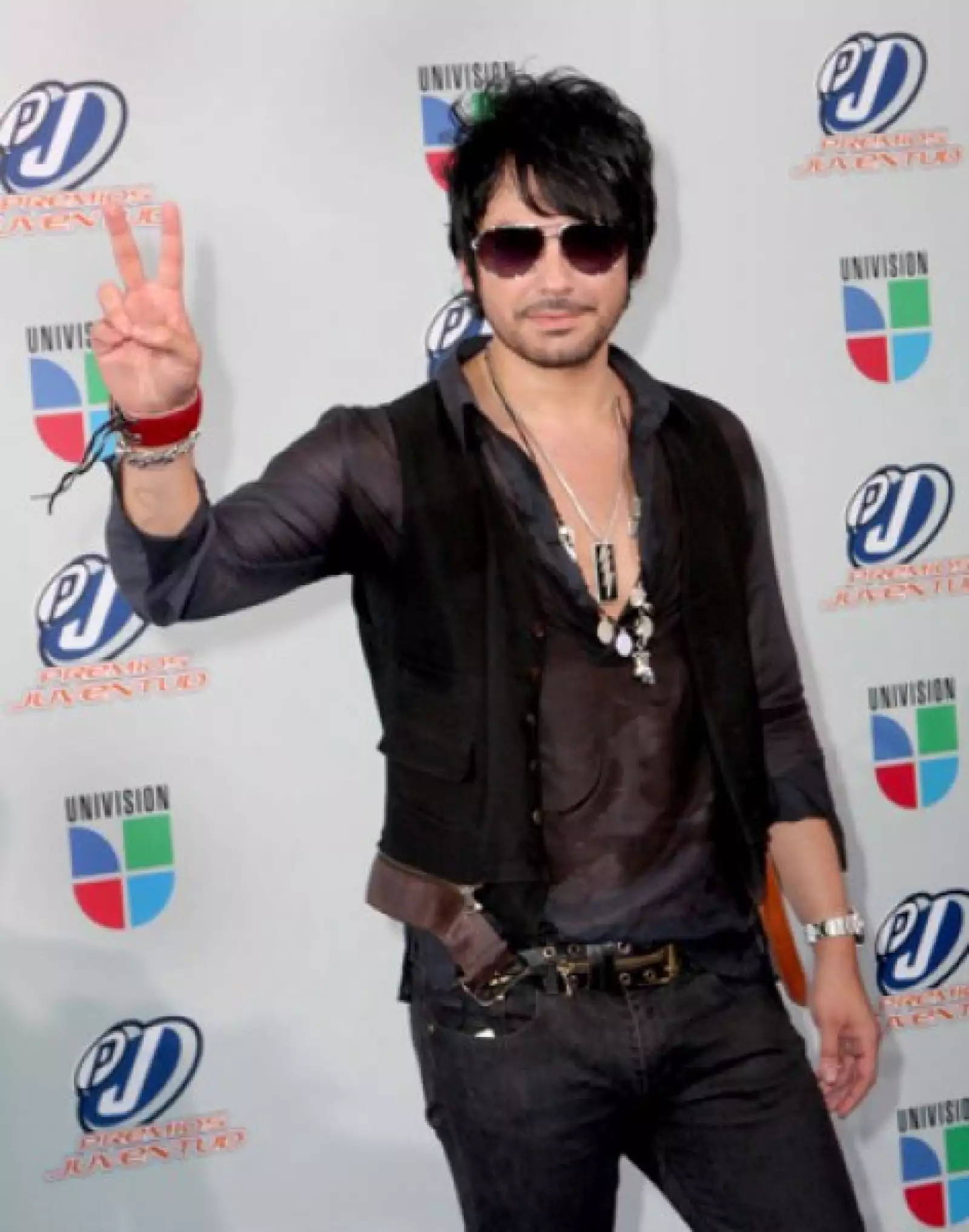 El guapo cantante chileno Beto Cuevas fue con su inconfundible toque roquero, todo de negro.