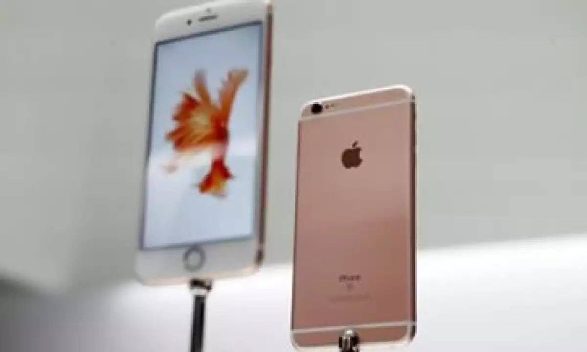 Analistas estiman que es mejor cambiar de smartphone antes de que comience 2016. (Foto: Reuters)