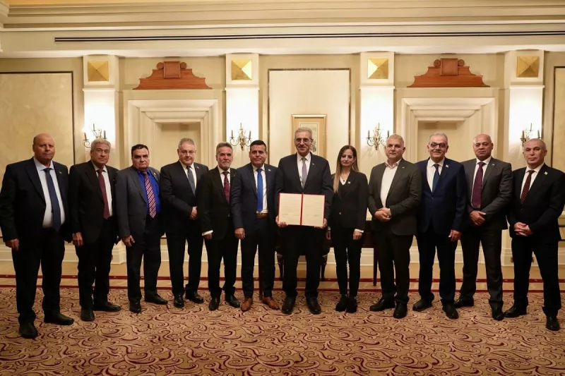 Una fotografía de folleto publicada por el Servicio de Información Estatal de Egipto muestra a Ali Shaath (C), jefe del nuevo comité tecnocrático palestino para la administración de la Franja de Gaza, posando con sus miembros durante la reunión inaugural del "Comité Nacional para la Administración de Gaza" (NCAG), en El Cairo el 18 de enero de 2026.