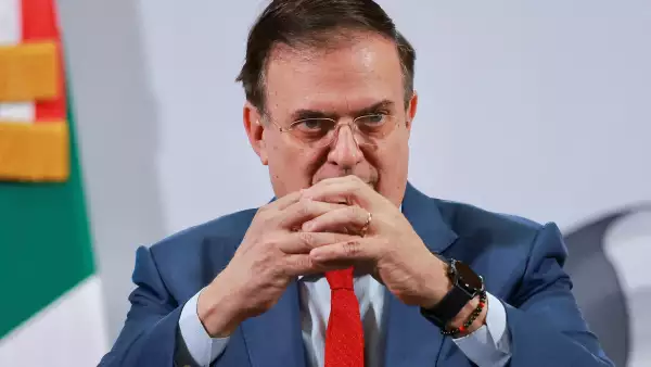 México busca blindar autopartes ante aranceles de EU, aclara Ebrard