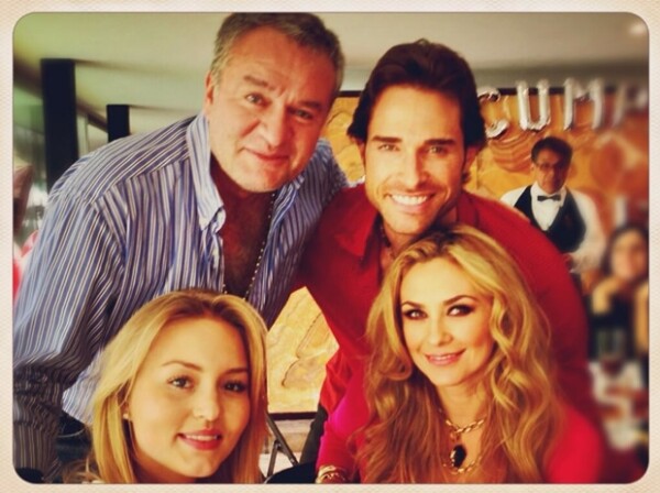 Aquí Angelique y "El Güero" con Sebastián Rulli y Aracely Arámbula en el cumpleaños 38 del actor.