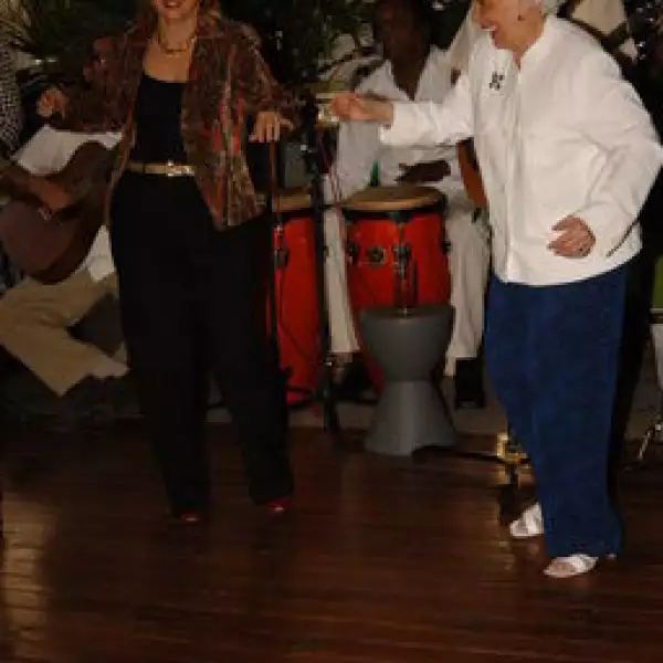 Victoria Flores, Gabriela Hassey