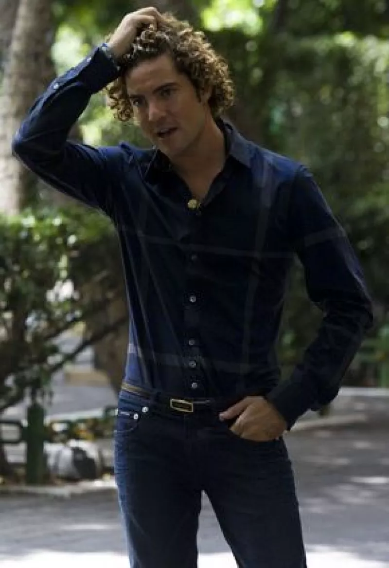 El cantante lo consiguió gracias al primer sencillo de su nuevo álbum "Sin mirar atrás", que lanzará el 20 de octubre próximo.