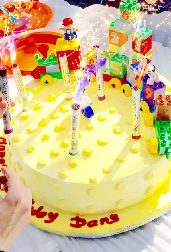 Horas después, Aracely Arámbula compartió un colorido pastel con el nombre de su hijo, con el que seguramente lo están festejando.